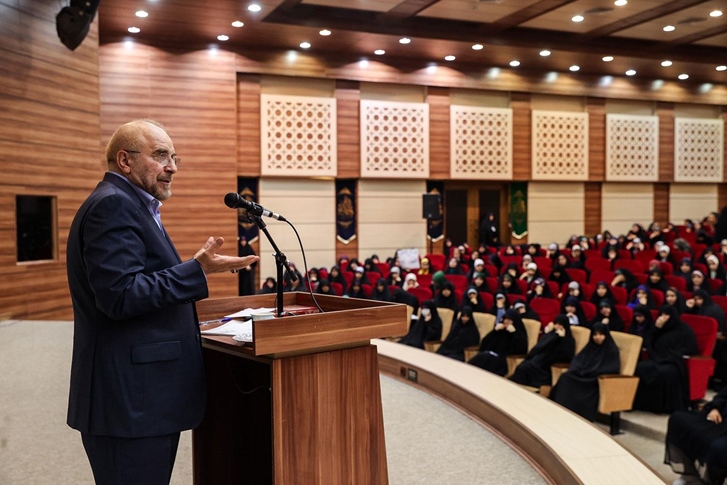 نشست ۳ ساعته جمعی از خواهران عضو بسیج دانشجویی با دکتر قالیباف -  {filetitle} {faces}